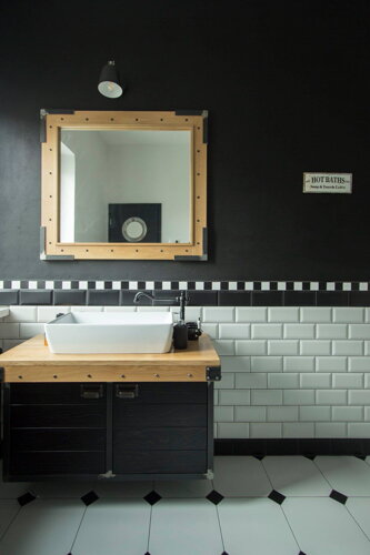 kúpeľňová skrinka so zrkadlom v industriálnom štýle