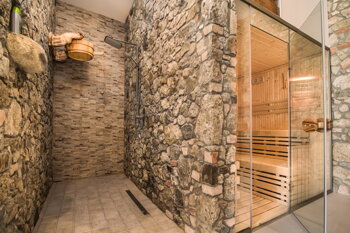 presklená stena sauny 