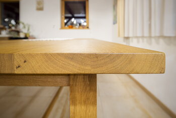 masívny dubový stôl