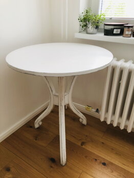 biely kruhový stolík s patinou