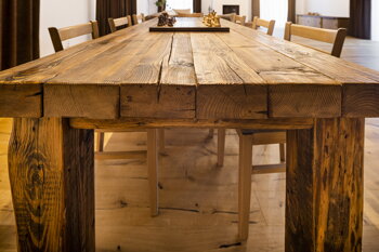 masívny jedálenský stôl zo starého dreva