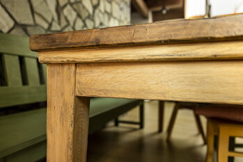 patina na masívnom dubovou stole, kresané hrany