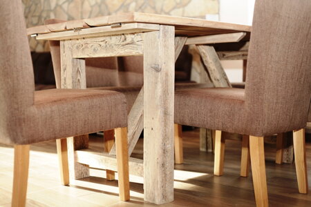 masívny stôl zo starého dreva