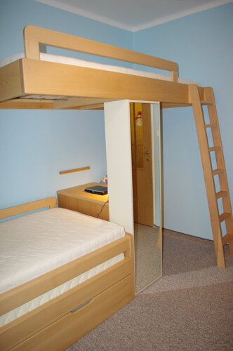 poschodová posteľ s pracovným kútikom