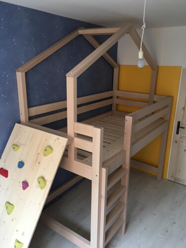 vyvýšená posteľ s lezeckou stenou