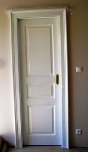 posúvne dvere so zdobenou obložkovou zárubňou - masív dub, biely lak