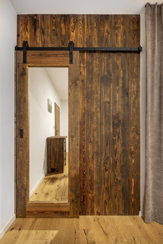 šatník s posuvnými dverami zo starého dreva