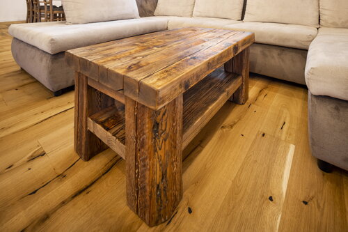 staré drevo stolík