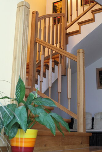 dubové schody so zábradlím