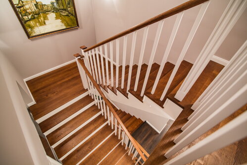 dubové schody s bielymi podstupňami