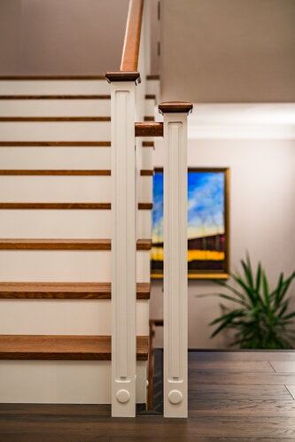 obklad schodov s dreveným zábradlím