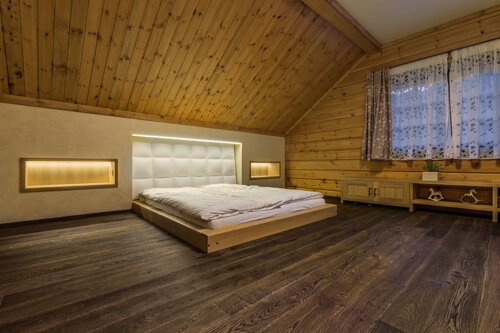 nízky rám postele masív dub s policami v nike a LED osvetlením