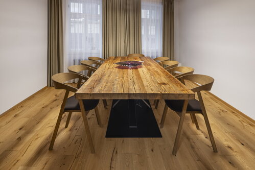 konferenčný stôl zo starého dreva
